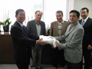 校長からMJ協会ハマスレン会長へ