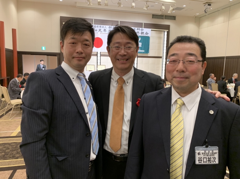 左から大石先生、本校廣岡副校長、谷口先生