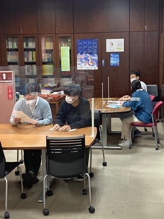 学内の朝の時間　2年生　見学実習のフィードバック中