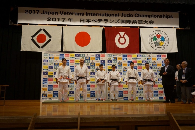 右から２人目です