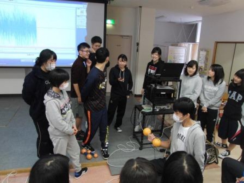 1年生 生理学実習を行いました