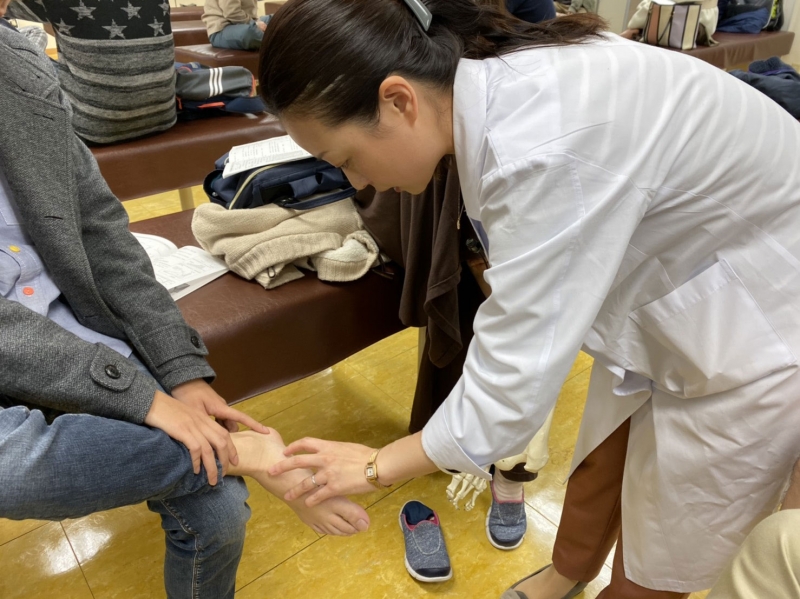 担当の薦田先生です。正しく位置が取れているか確認しています。