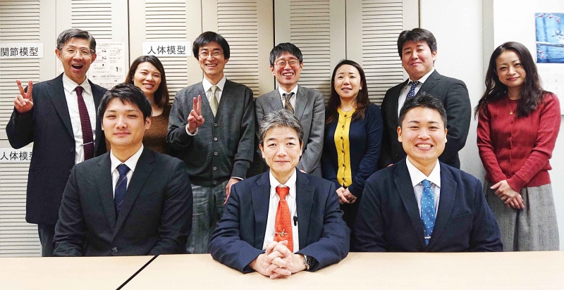 関西医療学園専門学校校長と鍼灸科教員で1枚!